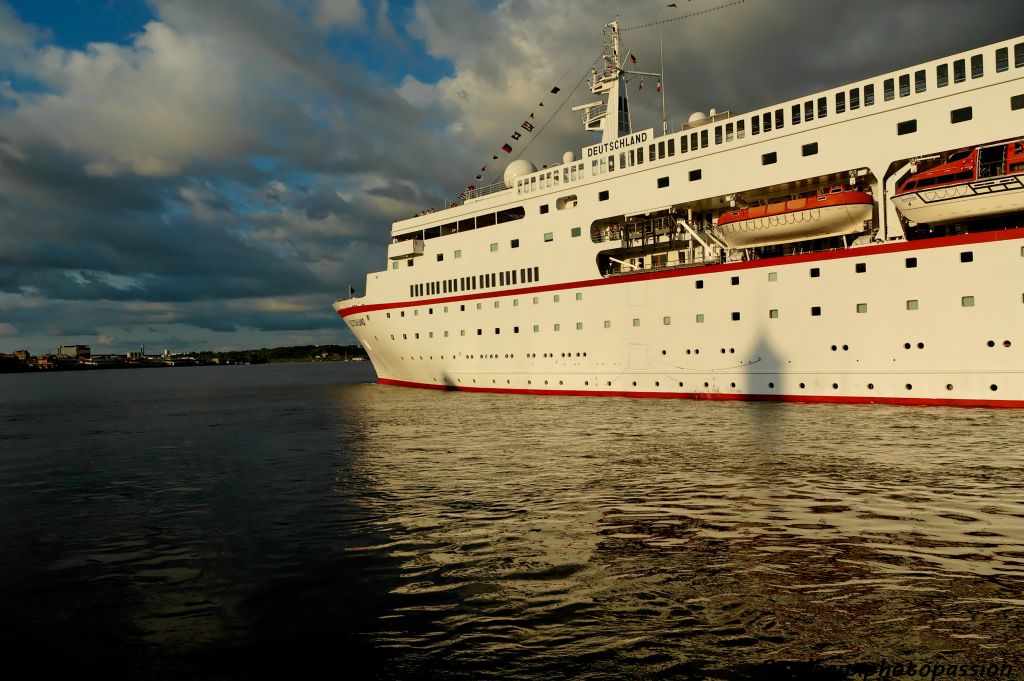 Le paquebot profite d'une marée favorable pour remonter l'estuaire de la Gironde.