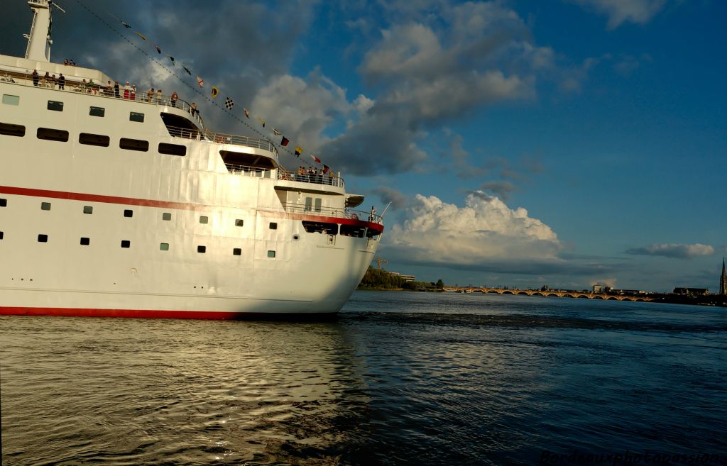 Le départ d'un bateau de croisière est souvent accompagné de musique.