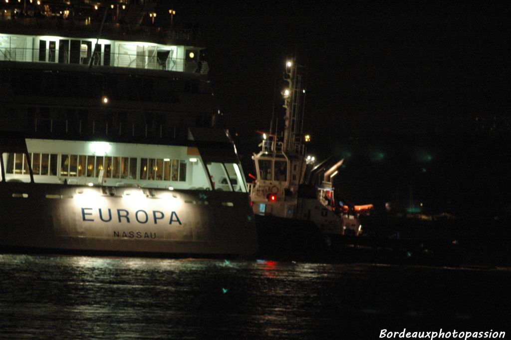 Il fait nuit, la marée est montante... un remorqueur du port autonome de Bordeaux pour aider ce géant des mers n'est pas superflu.