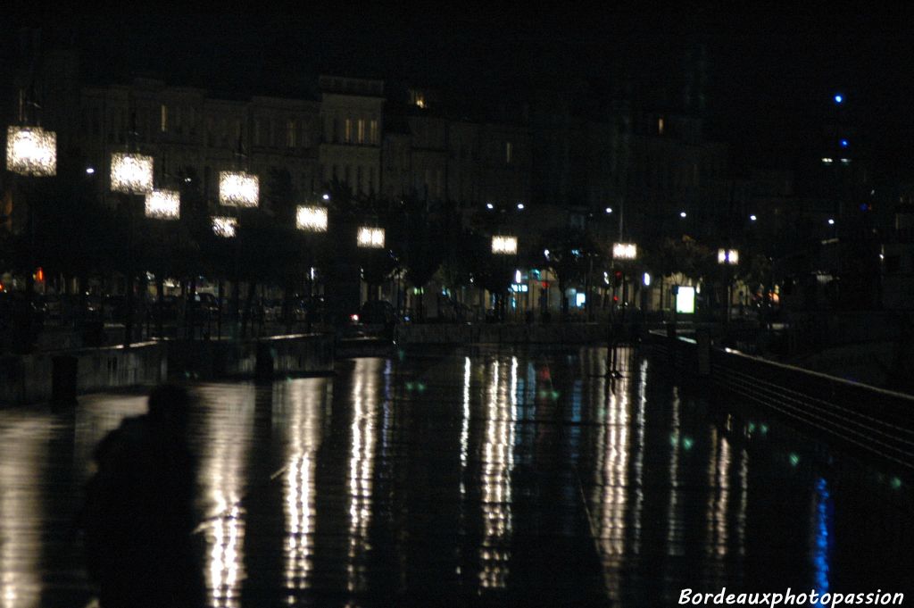 Sur les quais plongés dans la nuit, les lumières se reflètent sur le sol humide. Il pleut ce matin-là pour l'accostage du navire... Dommage pour les passagers !