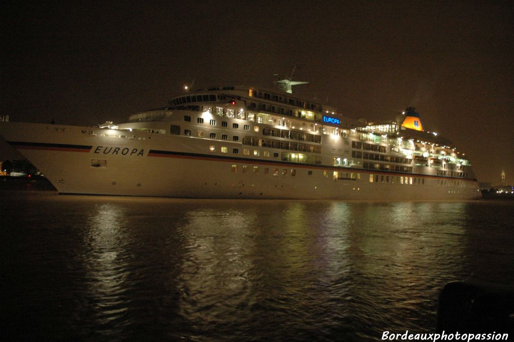 Avec ses 198 mètres de long pour 24 de large, le navire blanc  a été mis en service en septembre 1999. C'est la société allemande Hapag-Llod qui en est propriétaire.