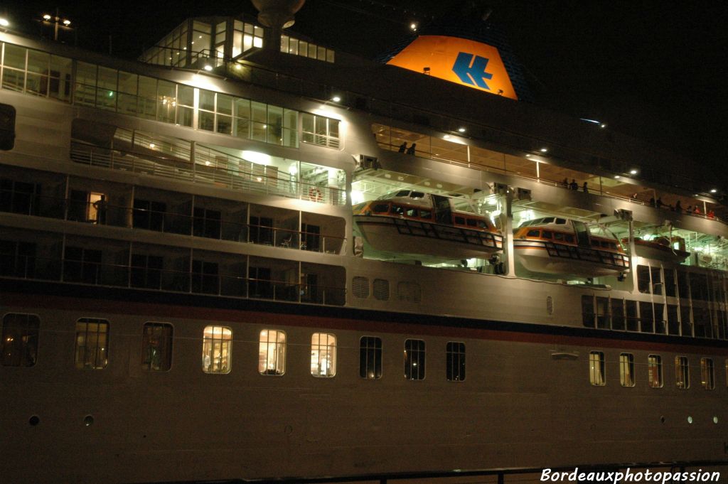 L'Europa accueille plus de 400 passagers pour 280 membres d'équipage.