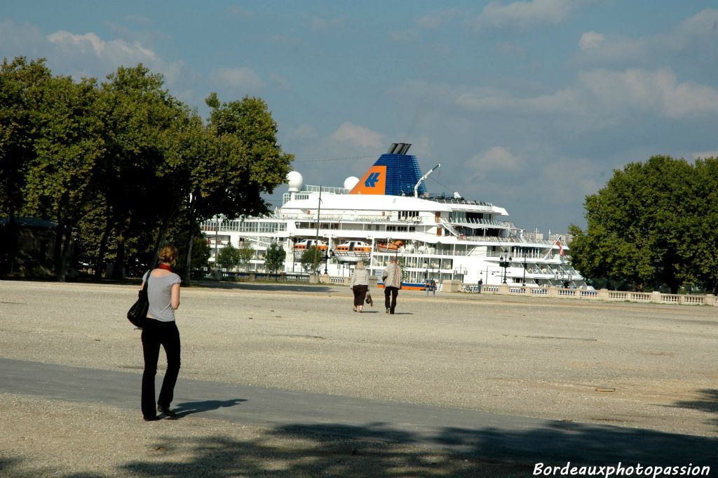 Grand beau temps le lendemain ! Bordeaux sous le soleil est quand même plus agréable. Le navire est à quai tout près de la place des Quinconces.