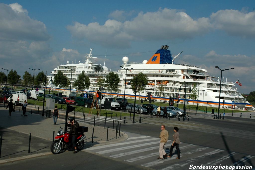 Il règne une grande activité sur les quais.