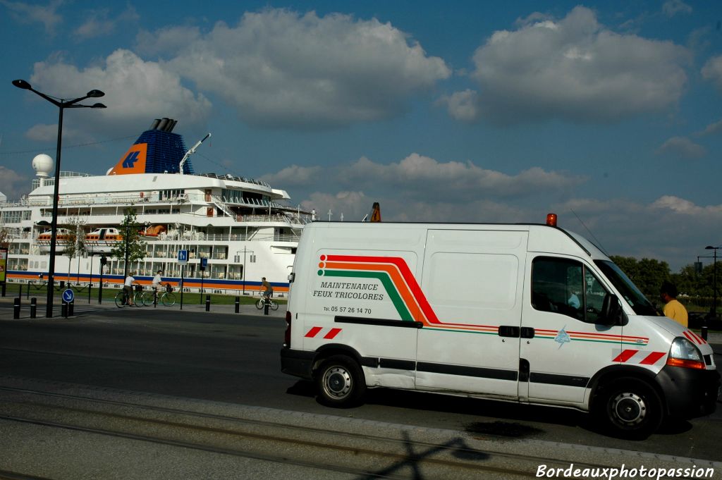 Est-ce le même peintre qui a tracé ces lignes multicolores sur le fourgon et le navire ?