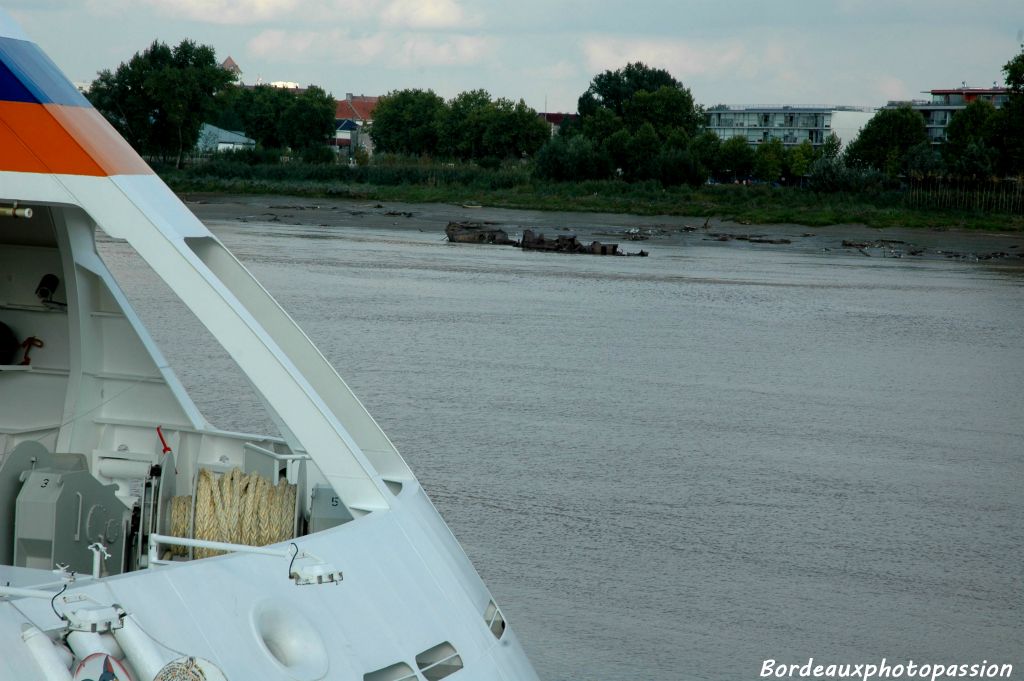 A marée basse, on peut toujours voir quelques épaves de bateaux coulés par les soldats allemands avant leur départ de Bordeaux à la fin de la Seconde Guerre mondiale.