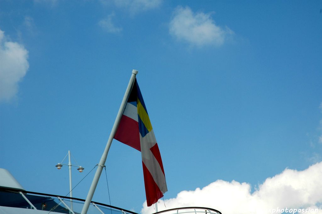 Nassau  sur la coque et le drapeau des Bahamas à la proue.