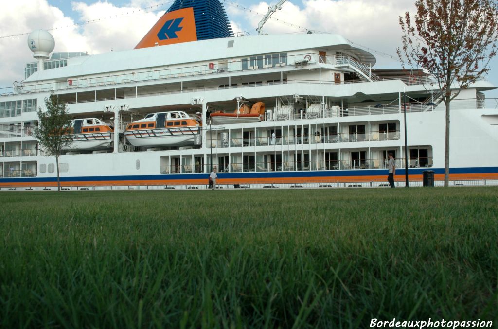 Pour celui qui veut bien changer d'angle de vue, on voit parfois des choses étranges sur les quais bordelais : un bateau dans l'herbe...