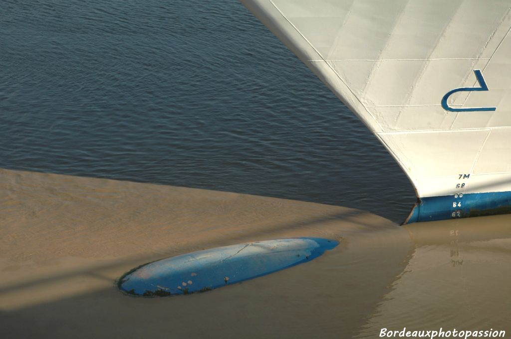 Bien qu'éloigné de l'océan par une centaine de kilomètres, l'influence des marées se fait toujours sentir dans le port bordelais.