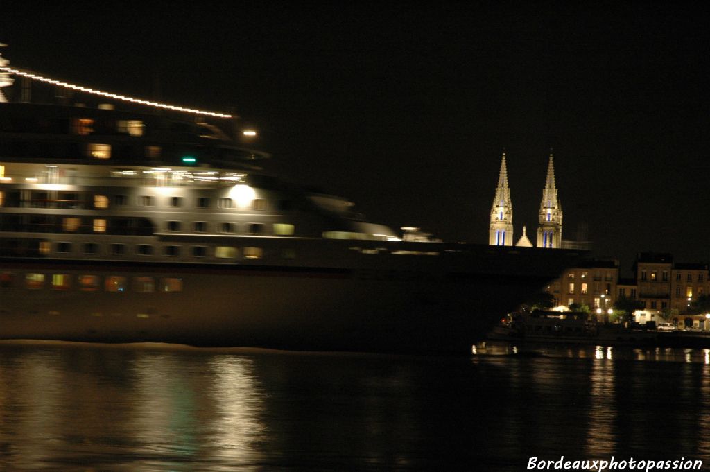 Notre Dame des Chartrons rêve-t-elle de grimper sur le pont du navire pour voyager de port en port ?