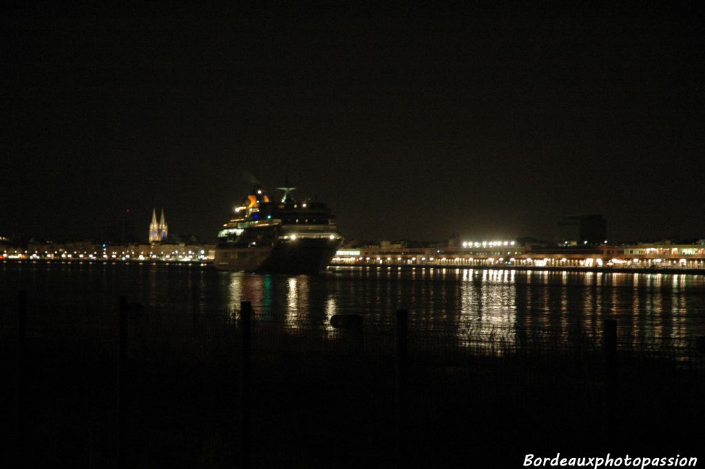 Les quais illuminés saluent le départ du paquebot tandis que celui-ci a lâché deux ou trois coups de sirène pour avertir les Bordelais de son départ.