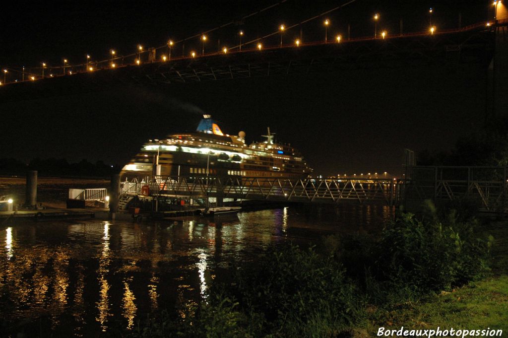 Passant sous le pont d'Aquitaine, l'Europa met le cap vers l'océan puis la Méditerrannée où on l'attend du côté de Barcelone.