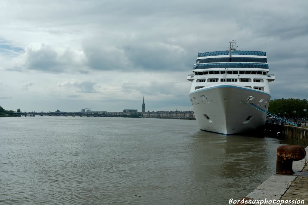 Le ciel bordelais est gris en ce 23 mai 2008 pour accueillir l'Azamara Journey.