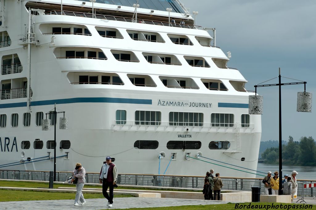 C'est la première fois que l'Azamara Journey fait escale à Bordeaux. Ce sera le cas pour 6 autres paquebots dans les ports girondins (Bordeaux, Pauillac, Bassens, Le Verdon).