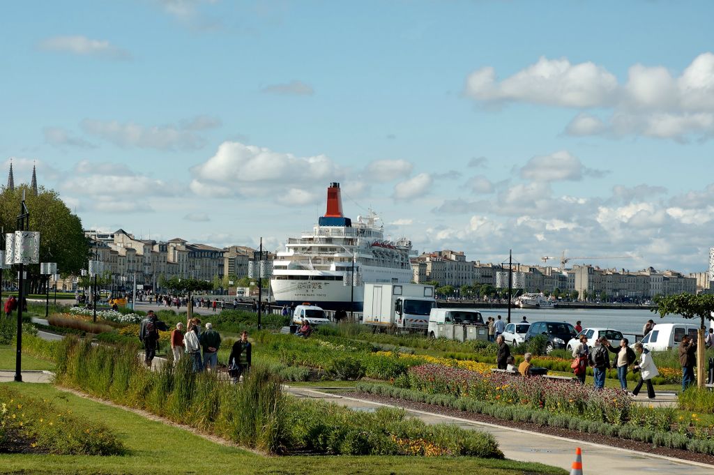 Le 16 mai 2008, le Nippon Maru avec sa cheminée rouge est accueilli par des quais fleuris.