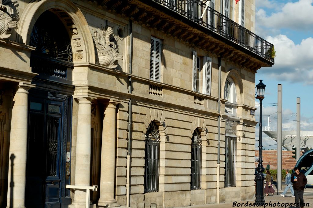 Des proues de navire en façade de l'hôtel Fenwick, la proue du Nippon Maru sur les quais... le tramway voulait lui aussi montrer le bout de son nez !<