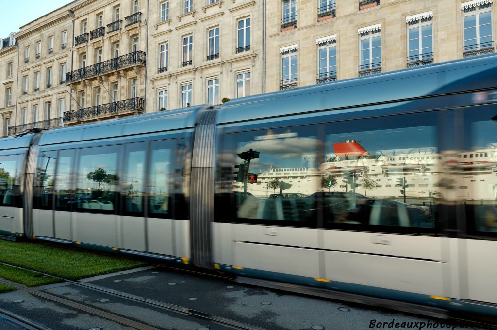 Parfois le tramway emporte un peu de paquebot dans ses rames.