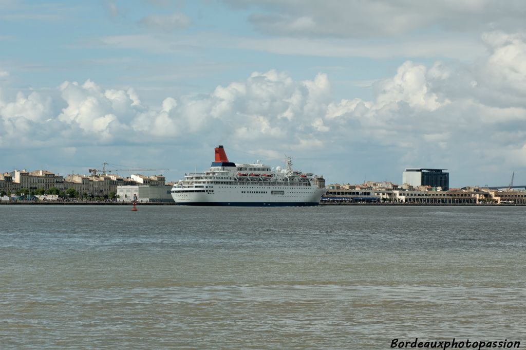 Trois coups de sirène... le Nippon Maru appareille... vers une autre destination qui fait rêver ceux qui restent à terre.