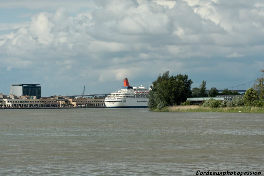 En quelques secondes le monstre a quitté le port de la lune...