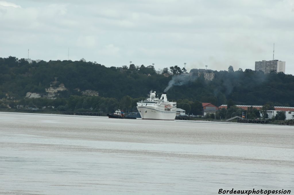 Alors qu'il semblait se diriger vers la ville, le remorqueur qui l'a aidé à remonter l'estuaire fait pivoter le paquebot.