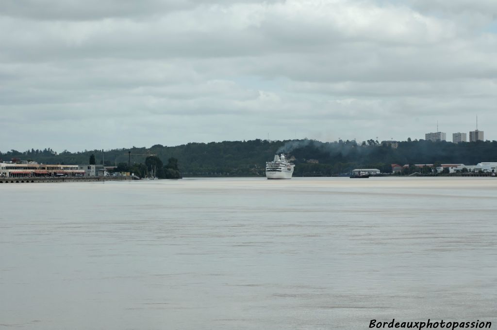 Lentement mais sûrement, le bateau qui arrive de Nantes avance le long de la rive gauche.