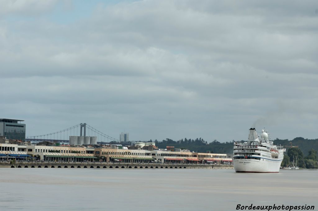 135 m de long, 19 m de large, 6 m de tiran d'eau... c'est un des plus petits navires de la saison.