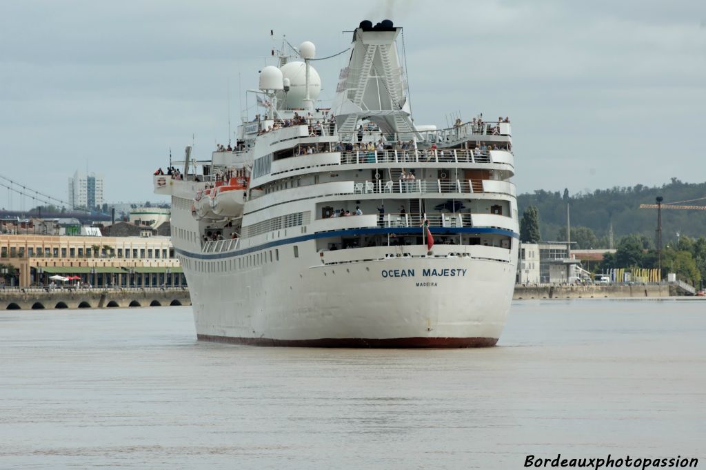 Les 600 passagers sont sur le pont pour ne pas manquer un instant de la manœuvre et bénéficier d'une vue plongeante et originale  sur le port de la lune.