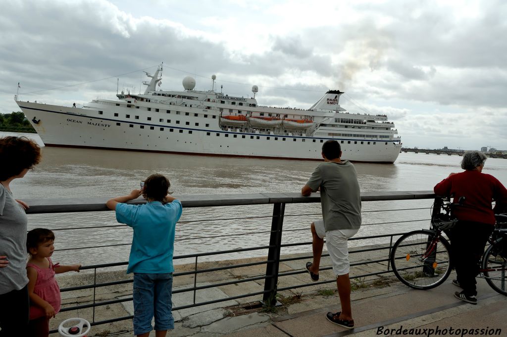 "Dis maman, les gros bateaux blancs qui vont sur l'eau ont-ils des ailes ?"