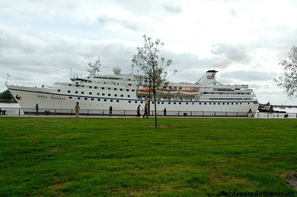 Un grand coup de sirène annonce à tous les Bordelais que l'Ocean Majesty est arrivé !