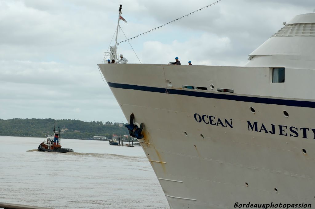 Le remorqueur a terminé sa tâche, il repart afin d'aider un autre navire à se diriger dans l'estuaire de la Gironde.