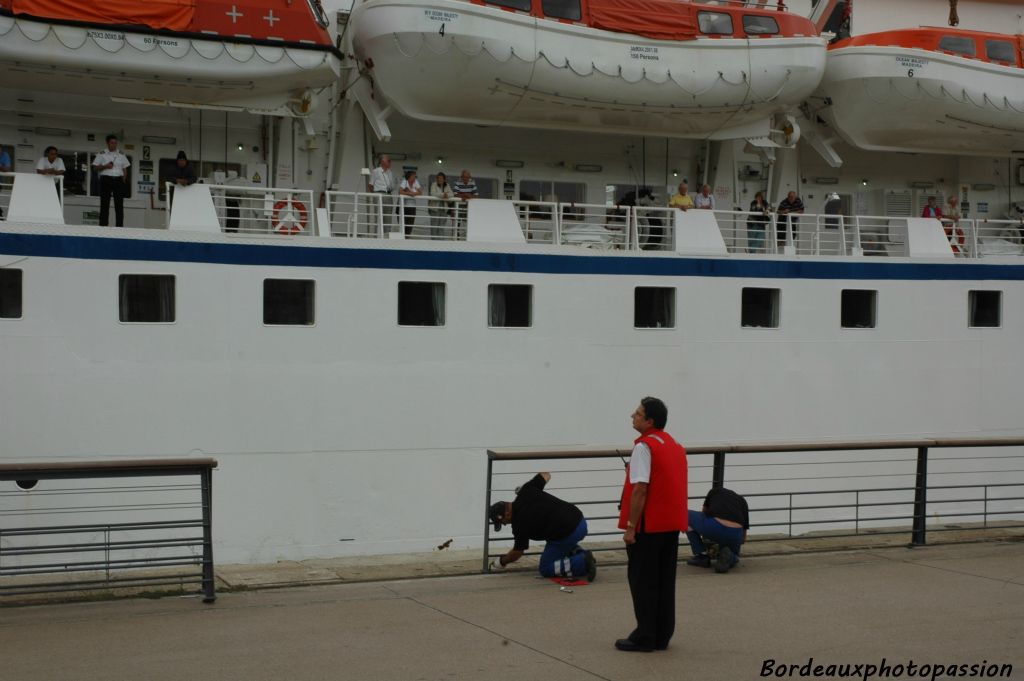 Le service du port autonome de Bordeaux va mettre en place la passerelle.