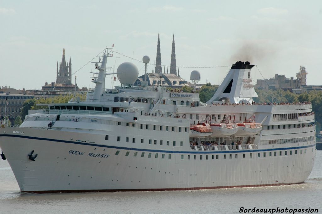 Le paquebot semble vouloir emporter des souvenirs de Bordeaux : la tour Pey Berland et les flèches de Notre Dame des Chartrons.