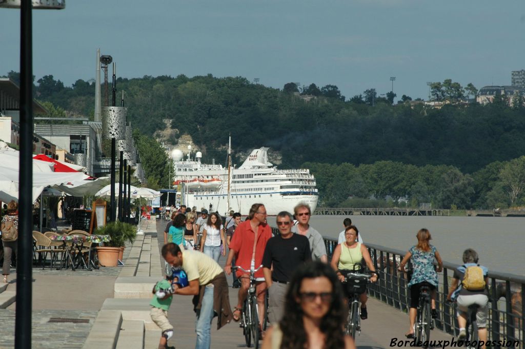 Du monde sur le quai des marques, mais est-ce que tout le monde a bien vu passer le monstre blanc ?