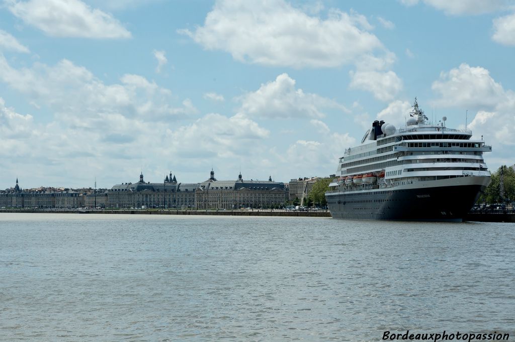 Depuis les différents ponts du navire, les croisiéristes jouissent d'une vue sur les quais que peu de Bordelais ont eu la chance de découvrir.