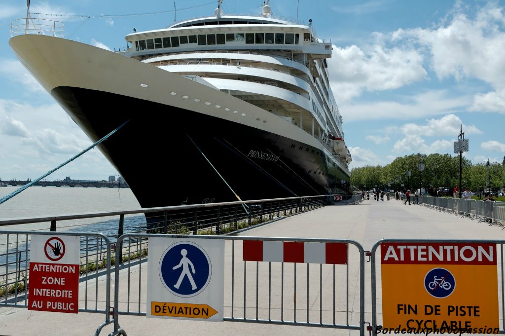A chaque accostage de paquebot  le port autonome de Bordeaux met en place une zone de sécurité obligeant piétons et cyclistes à passer plus au large.