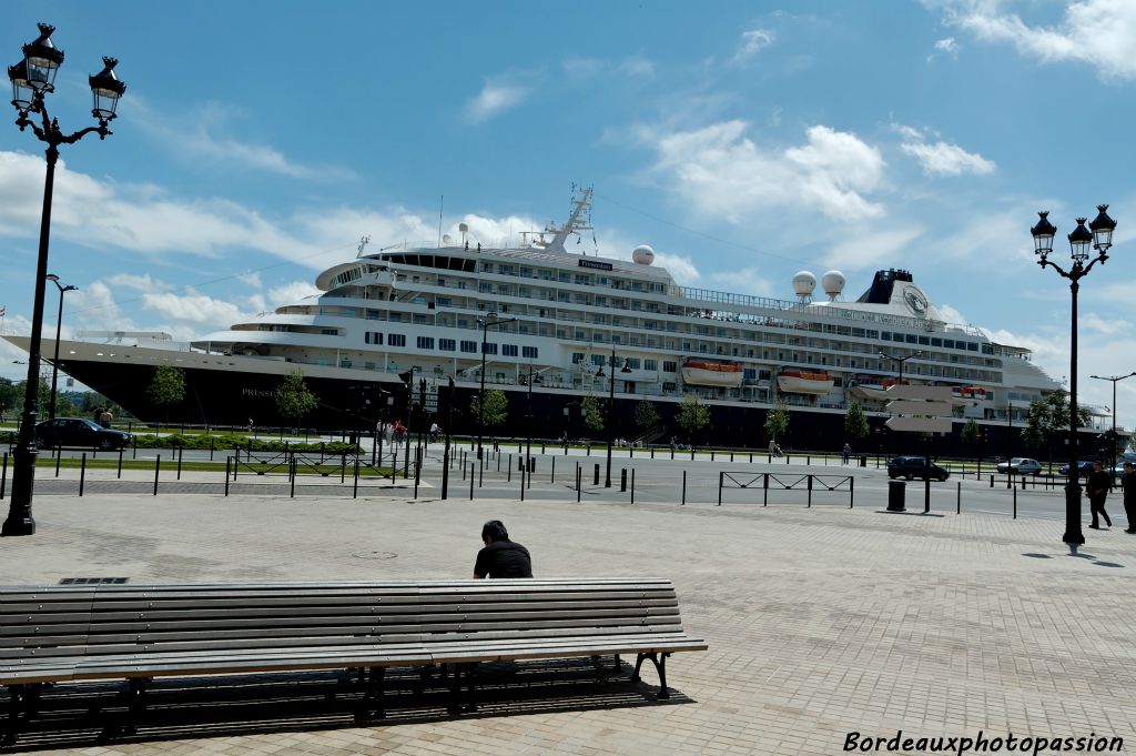 Quand il passe entre le Prinsendam et la façade des quais du XVIIIe siècle, le piéton bordelais est certainement impressionné. 