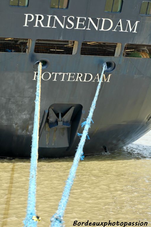 Le Prinsendam bat pavillon hollandais.