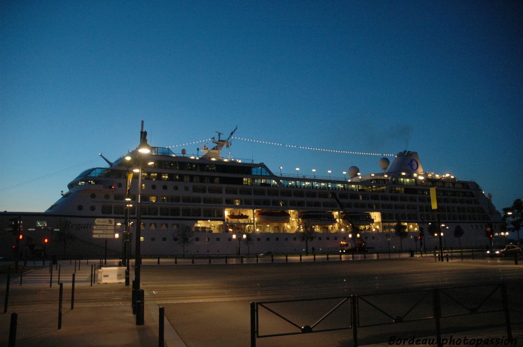 Le 14 septembre 2008, il fait à peine jour, le Regatta accoste face à la Bourse maritime sans réveiller ses passagers.
