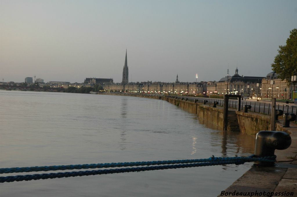 La Garonne, à ce moment de la journée ressemble à un lac. Comme elle est étale...