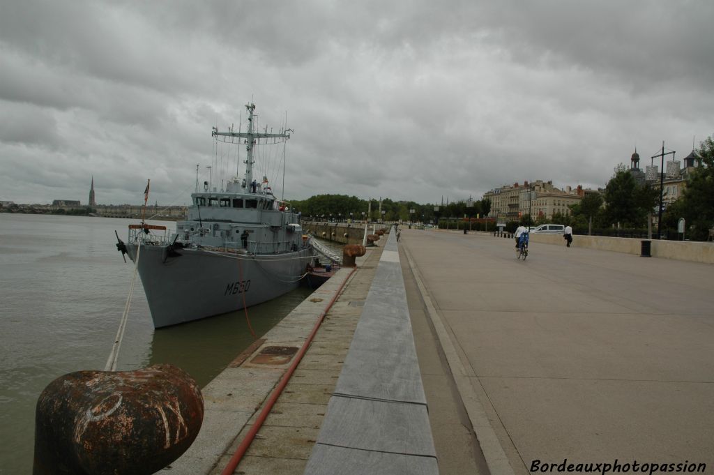 Il n'a rien d'un paquebot... c'est un chasseur de mines dans le port de Bordeaux.