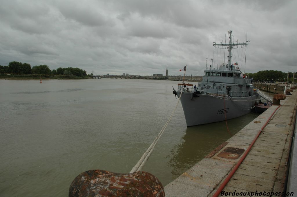 Temps gris pour accueillir un bateau militaire gris, le Sagittaire,  à l'occasion de la fête du 14 juillet.