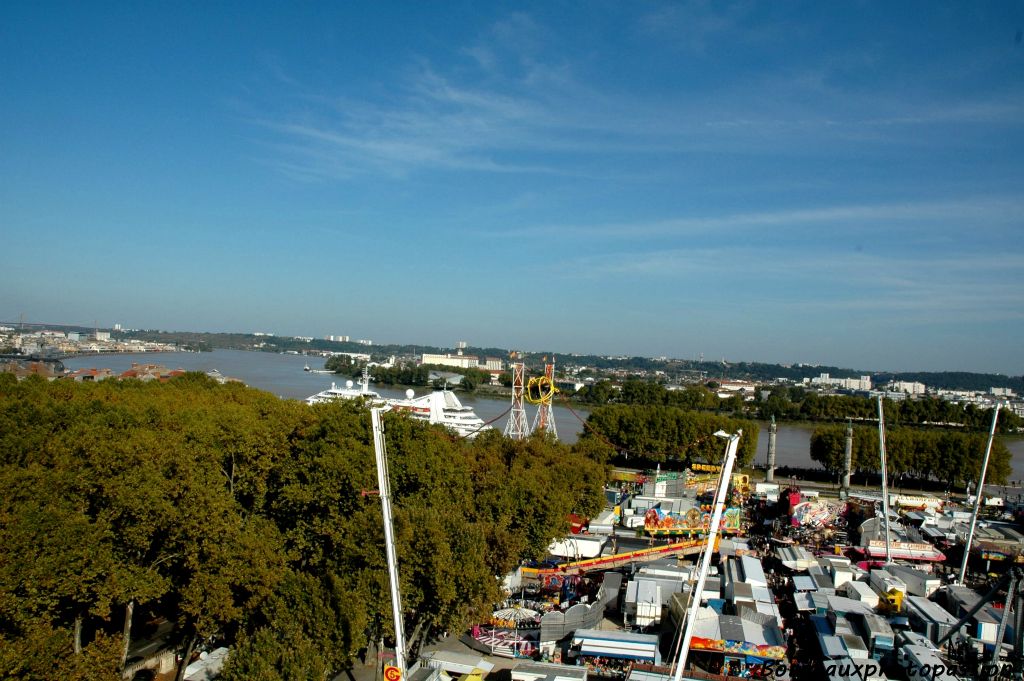 Samedi 11 octobre 2008. C'est le premier week-end de la foire aux plaisirs sur la place des Quinconces. Il fait beau. Les platanes commencent à changer de couleur. Ils cachent la silhouette d'un mastodonte...