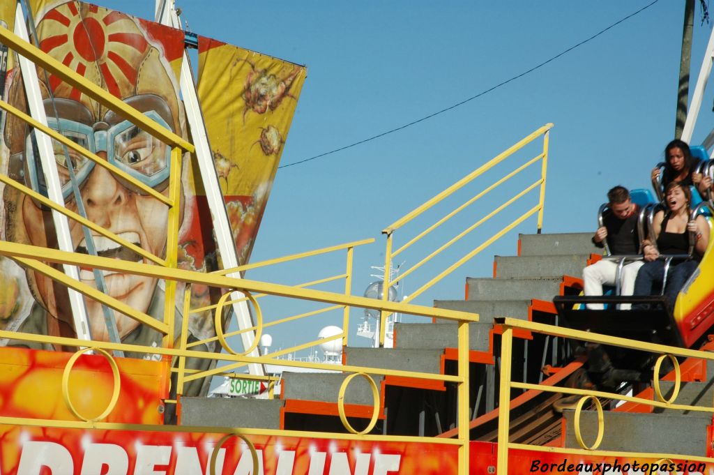 Au sol, on s'éclate dans les manèges les plus fous, oubliant le navire blanc pourtant si proche.