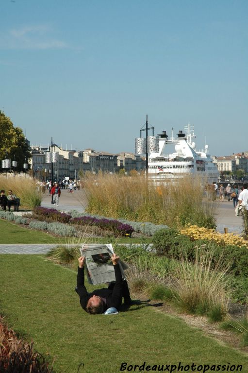 Serait-ce un croisièriste qui, peu habitué à trouver de l'herbe dans les ports, savoure la lecture de son journal sur une verte pelouse au milieu des fleurs. Avouez que vous  êtes jaloux !