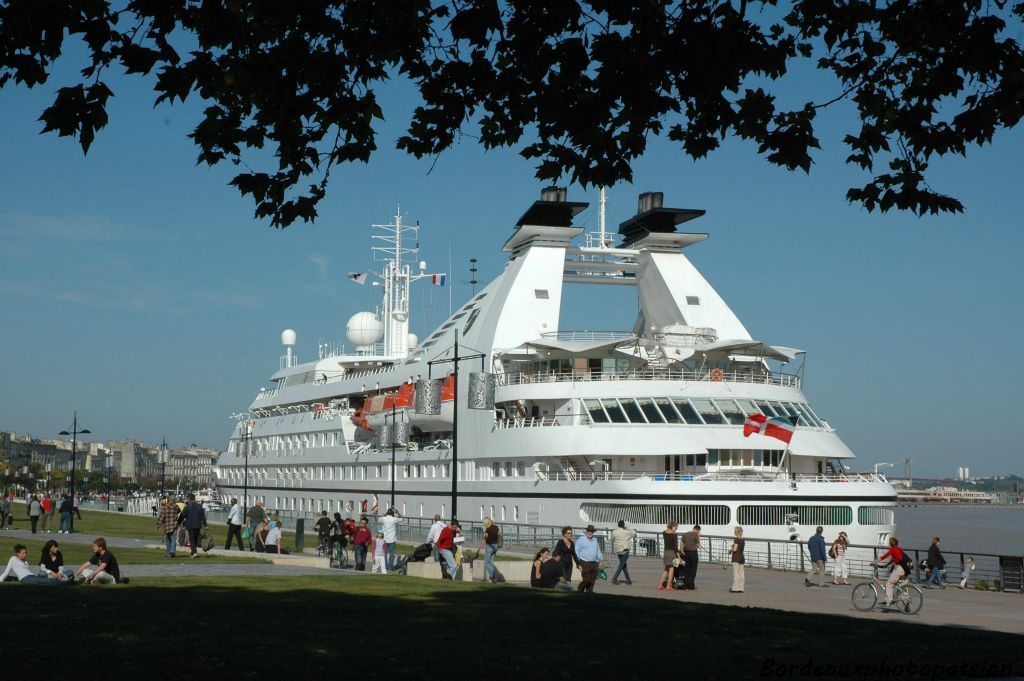 Le Seabourn Pride ne fait pas partie des plus longs paquebots venus à Bordeaux mais il mesure quand même 134 mètres de long sur 19 mètres de large.