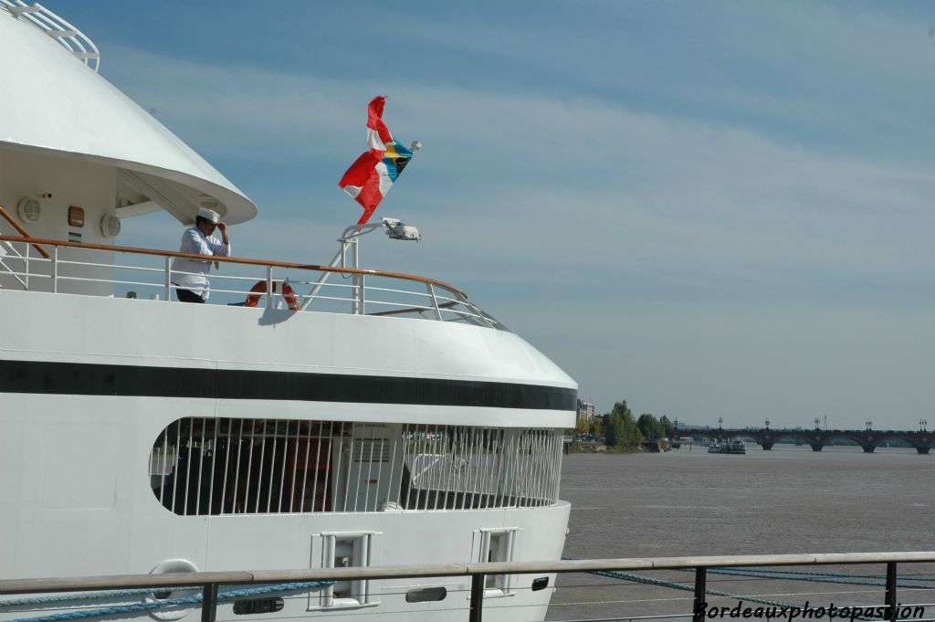 Un chef cuisinier profitant de la pause pour admirer les quais aménagés et fleuris.