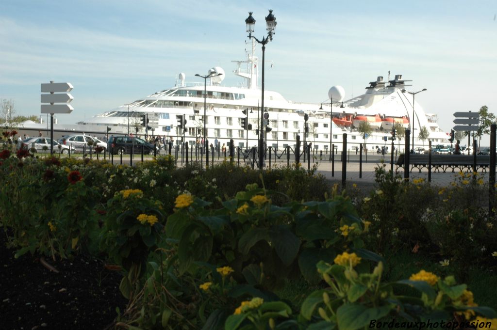 On peut voir le Seabourn Pride à l'extrémité de plusieurs rues.