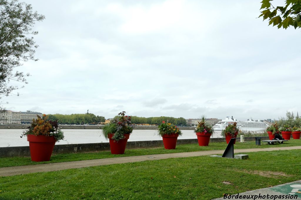 Sur la rive droite, l'accueil est plus fleuri.