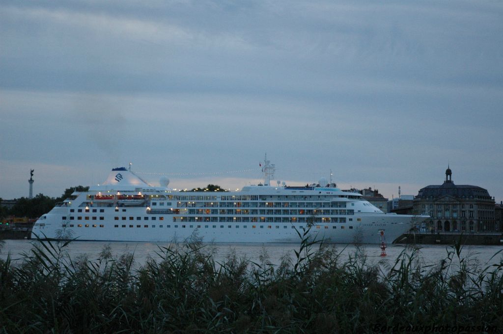 Le lendemain vers 20h30, le monstre blanc largue les amarres, enlève la passerelle et commence la manœuvre qui va l'éloigner doucement du quai.