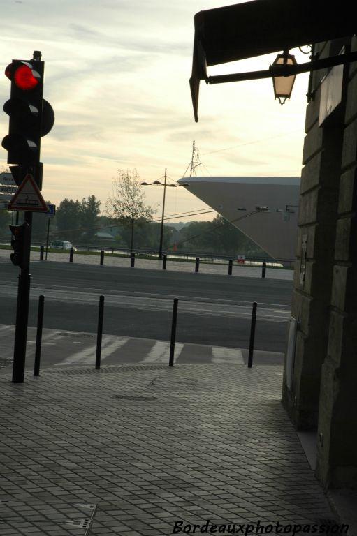 En vous promenant dans la rue Ferrer ou bien sur le cours Xavier-Arnauzan, vous risquez de faire ce genre de rencontre : la proue ou la poupe d'un paquebot.